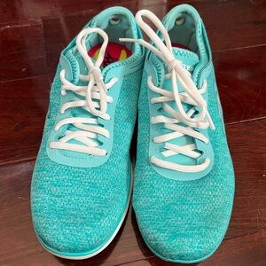 Size 8 Women’s Skechers Go-Walks